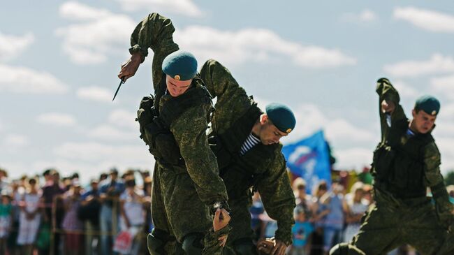 Показательные выступления разведывательной роты ВДВ на военно-патриотическом празднике Открытое небо на аэродроме Северный в Иванове