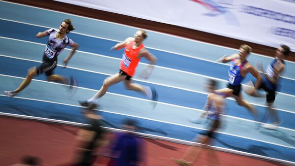 Спортсмены во время соревнований в беге на дистанции 400 метров на чемпионате России по легкой атлетике в помещении в Москве.