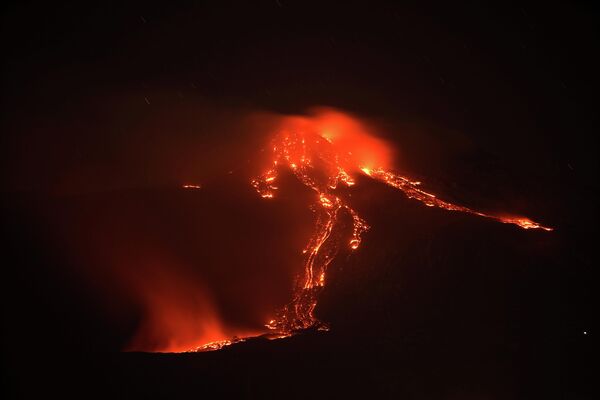 Извержение вулкана Этна в Италии. 16 февраля 2021
