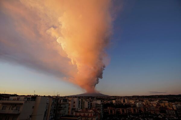 Извержение вулкана Этна в Италии. 16 февраля 2021