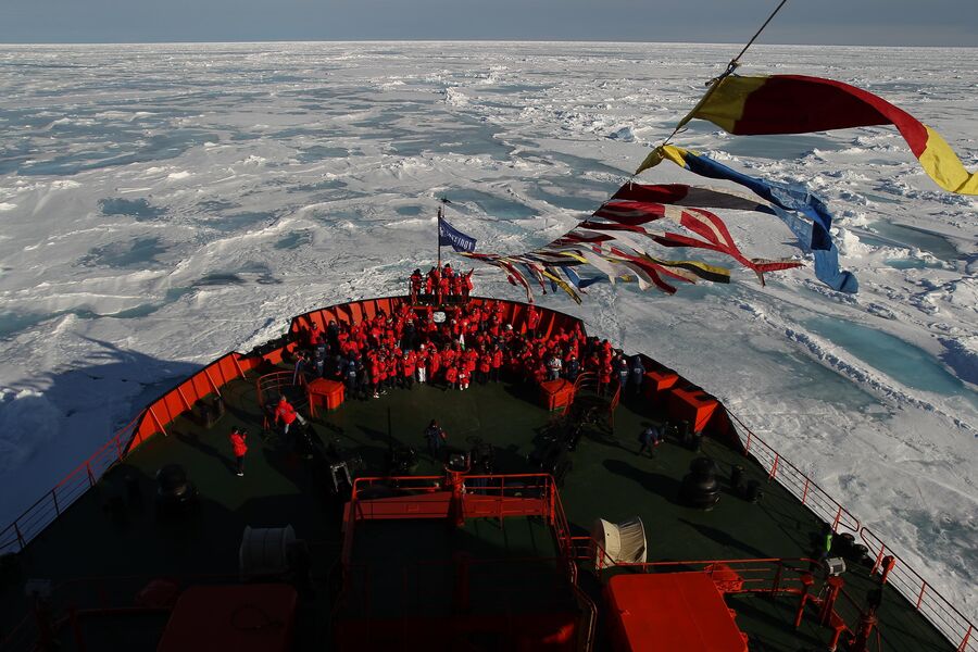 Туристы на атомном ледоколе 50 лет Победы на географическом Северном полюсе