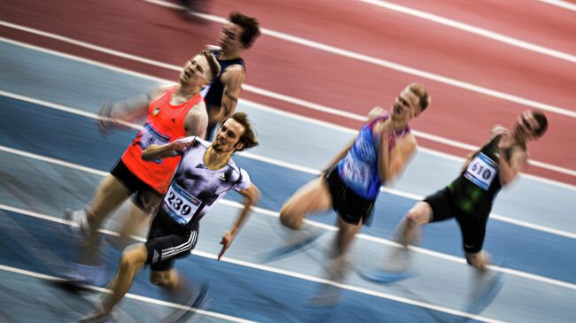 Спортсмены во время соревнований в беге на дистанции 400 метров на чемпионате России по легкой атлетике в помещении в Москве.