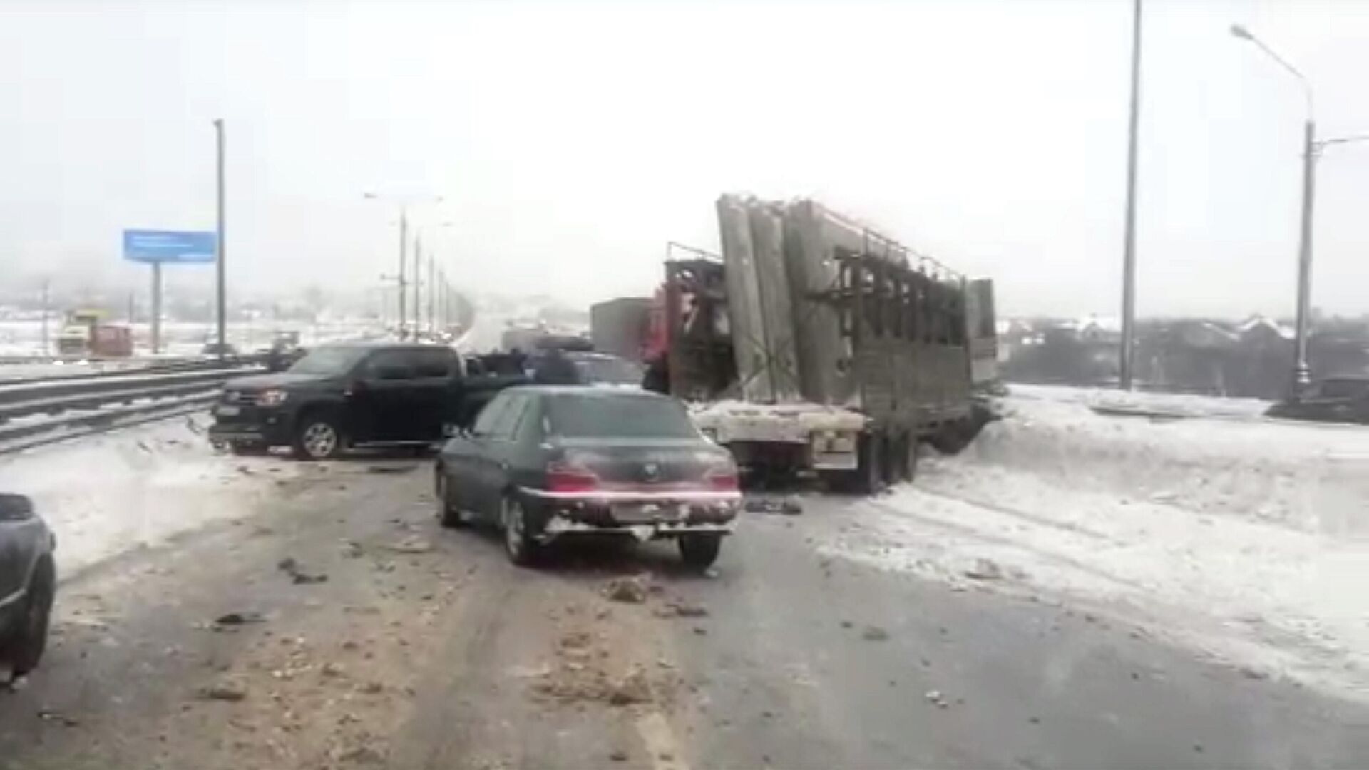 Массовое ДТП на автомобильной дороге М-2 Крым в районе Подольска. Кадр видео - РИА Новости, 1920, 17.02.2021