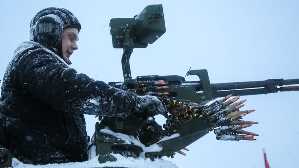 Военнослужащий танкового батальона отдельной мотострелковой бригады Северного флота во время контрольных стрельб на пулемете Корд на полигоне Корзуново в Мурманской области