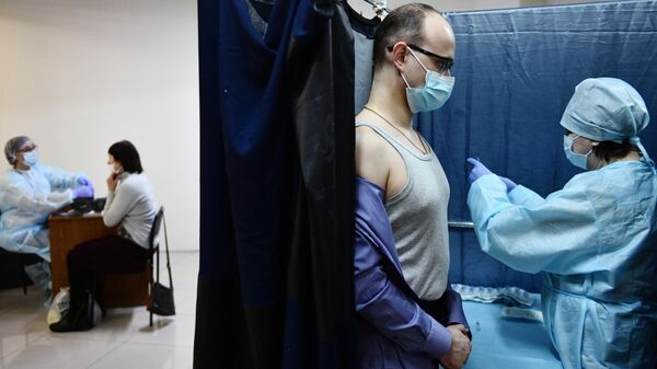 Люди проходят медицинский осмотр перед вакцинацией российским препаратом Спутник V (Гам-КОВИД-Вак) от COVID-19 в торговом центре Дирижабль в Екатеринбурге
