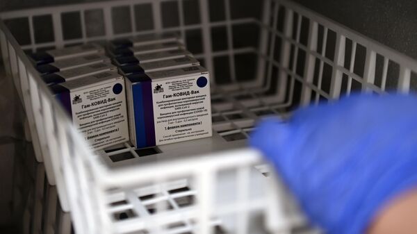 Вакцина в холодильной установке в пункте вакцинации от коронавируса в торговом центре Европейский в Москве
