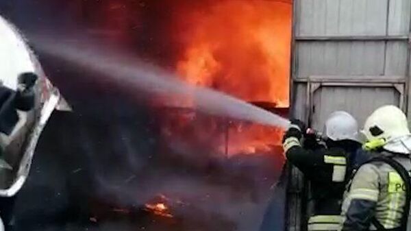 Пожарные заливают охваченные огнем склады в Краснодаре 