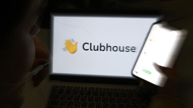 Приложение Clubhouse на экране смартфона