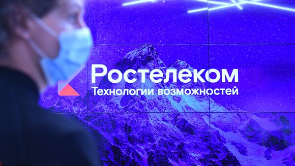 Логотип компании Ростелеком в помещении первого флагманского салона связи Ростелекома в Москве