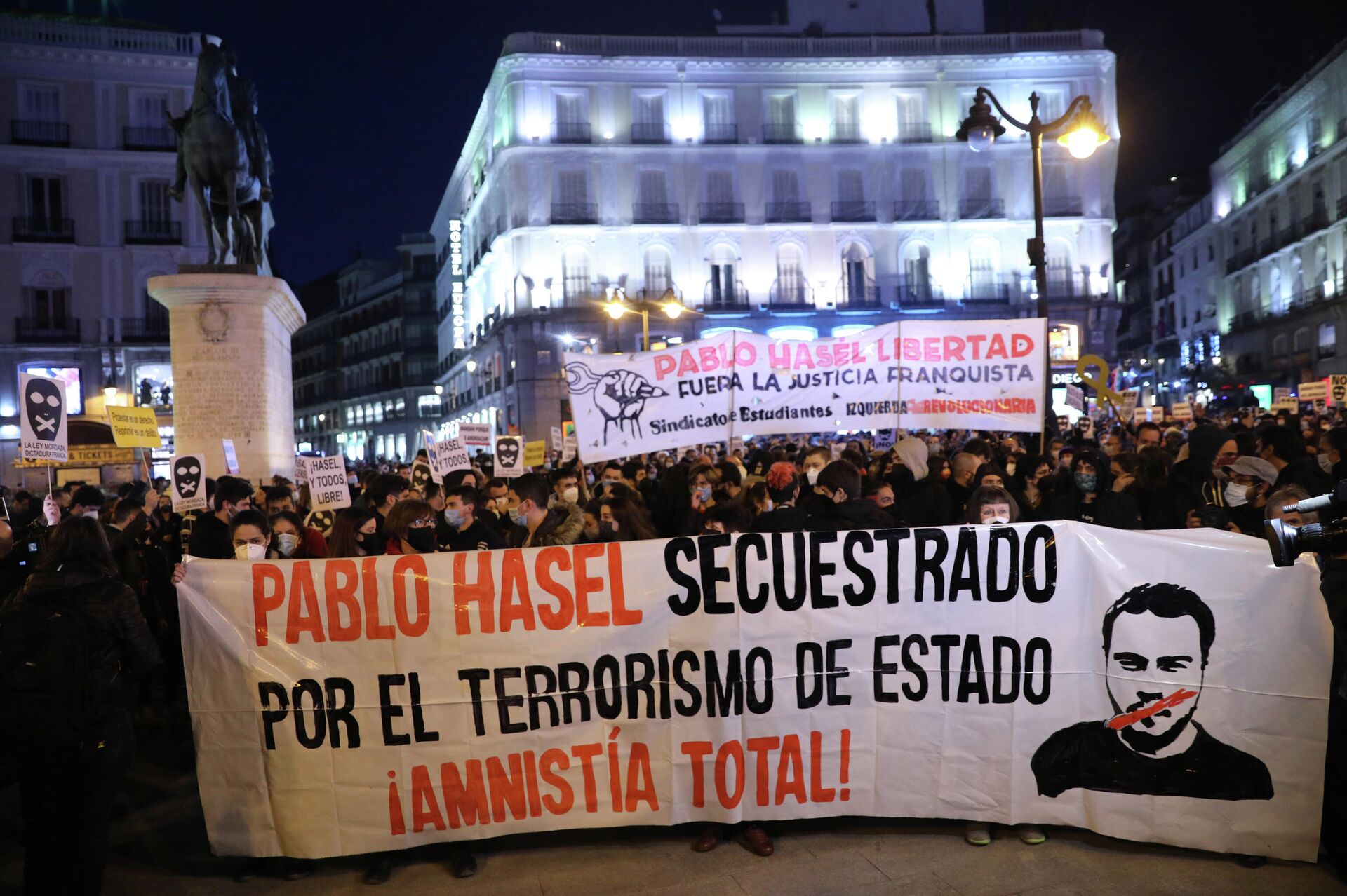 Участники акции протеста в поддержку рэпера Пабло Аселя, приговоренного к девяти месяцам заключения за оскорбление монархии и прославление леворадикального терроризма, на площади Пуэрта-дель-Соль в Мадриде - РИА Новости, 1920, 18.02.2021