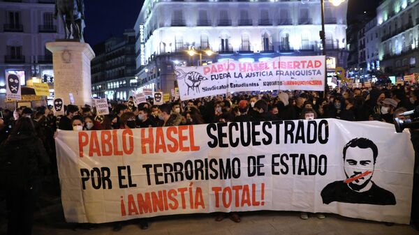 Участники акции протеста в поддержку рэпера Пабло Аселя, приговоренного к девяти месяцам заключения за оскорбление монархии и прославление леворадикального терроризма, на площади Пуэрта-дель-Соль в Мадриде