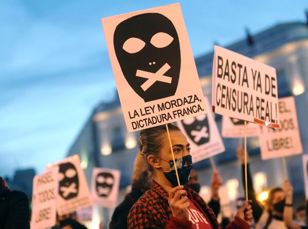 Участники акции протеста в поддержку рэпера Пабло Аселя, приговоренного к девяти месяцам заключения за оскорбление монархии и прославление леворадикального терроризма, на площади Пуэрта-дель-Соль в Мадриде