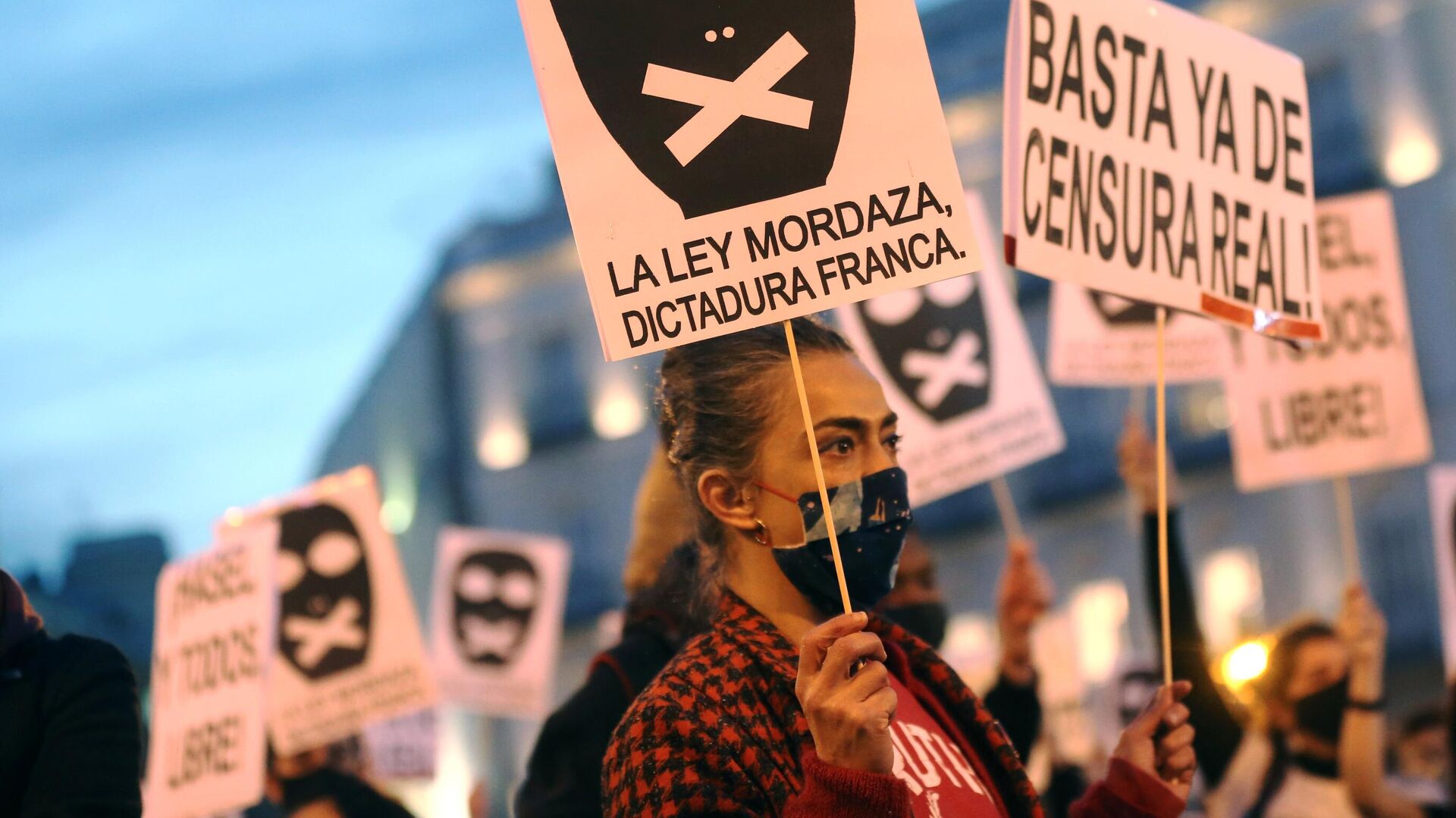 Участники акции протеста в поддержку рэпера Пабло Аселя, приговоренного к девяти месяцам заключения за оскорбление монархии и прославление леворадикального терроризма, на площади Пуэрта-дель-Соль в Мадриде - РИА Новости, 1920, 19.02.2021