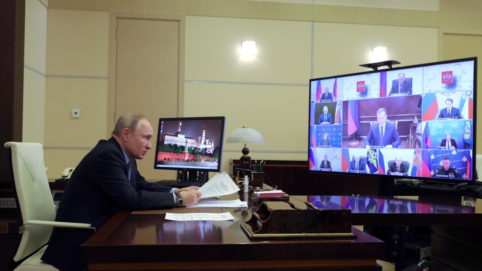 Президент РФ Владимир Путин проводит в режиме видеоконференции оперативное совещание с постоянными членами Совета безопасности РФ - РИА Новости, 1920, 05.07.2021