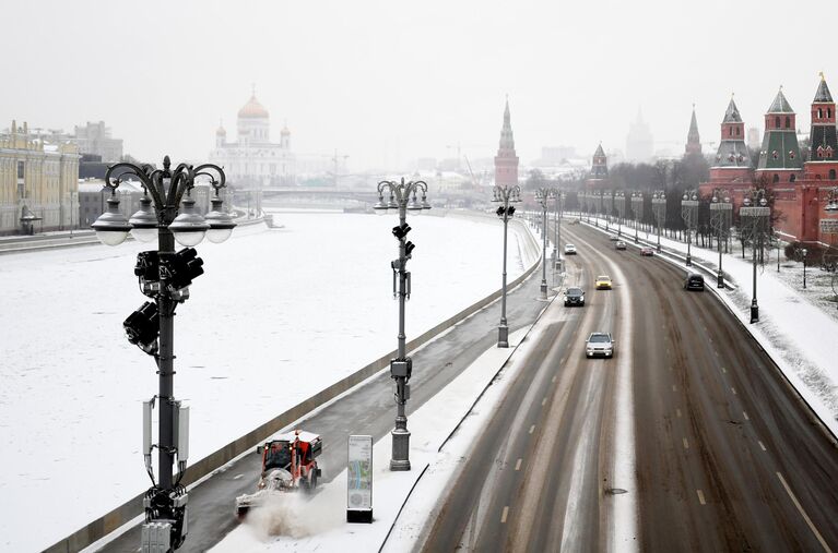 Автомобильное движение на Кремлевской набережной в Москве