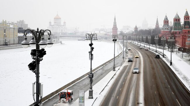 Автомобильное движение на Кремлевской набережной в Москве