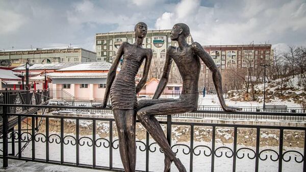 Скульптура Влюбленная пара в парке Дружбы в Благовещенске