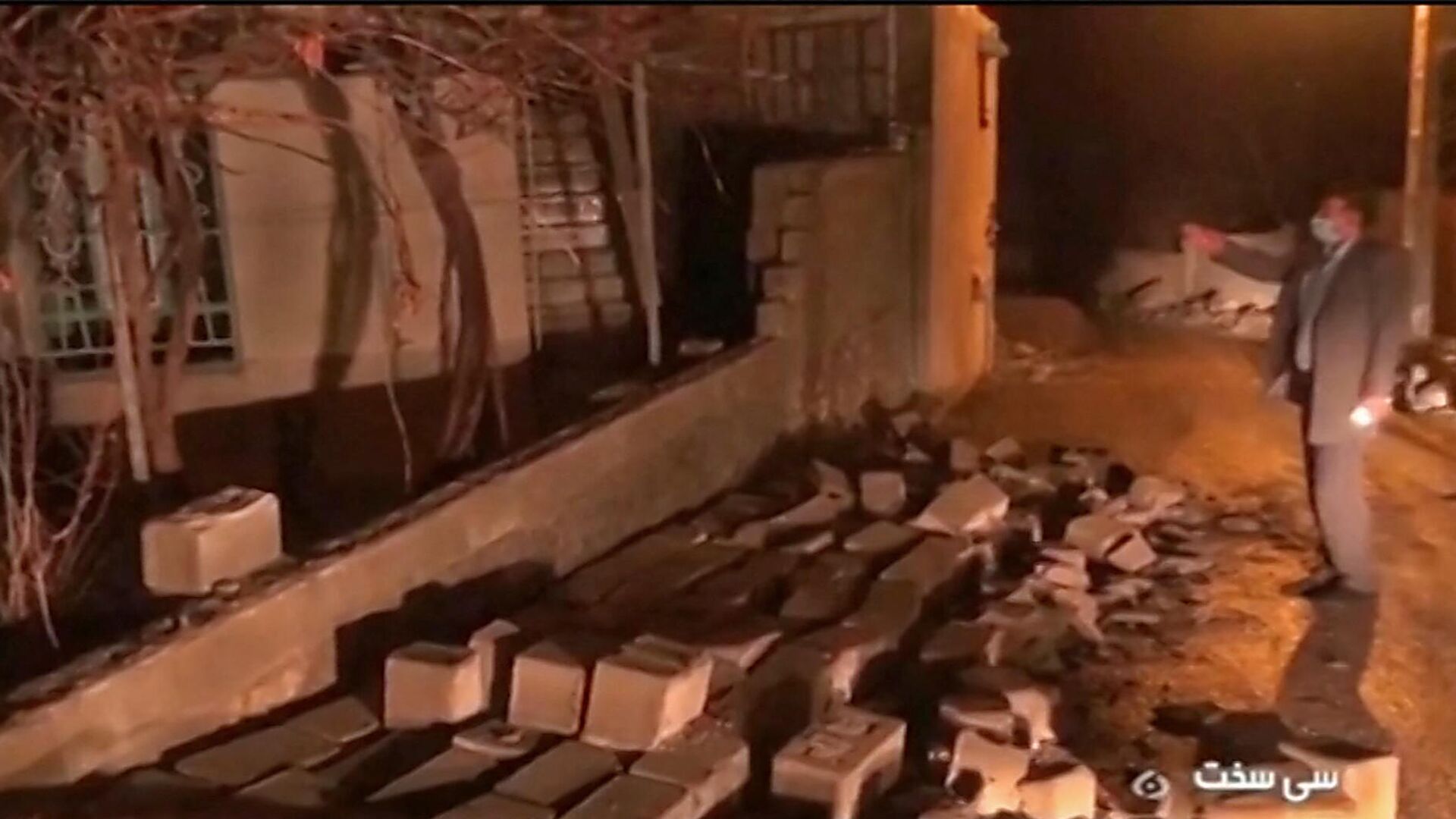 Последствия землетрясения недалеко от города Сисехт в Иране. Кадр видео - РИА Новости, 1920, 18.02.2021