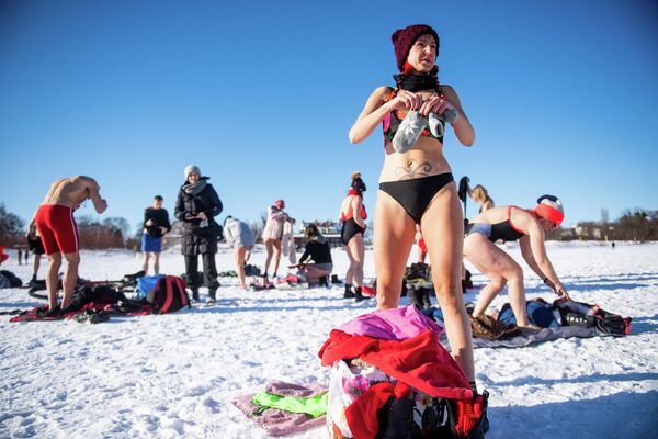 Любители зимнего плавания готовятся искупаться в ледяной воде Балтийского моря в польском Гданьске
