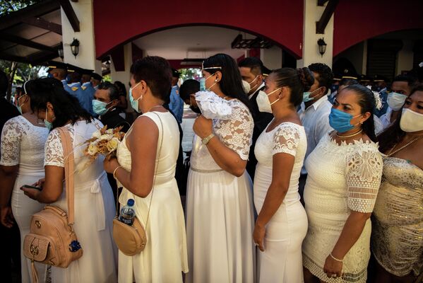Невесты во время массовой свадьбы в День святого Валентина в Манагуа