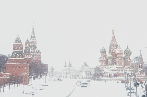 Собор Василия Блаженного и башни Московского Кремля во время снегопада