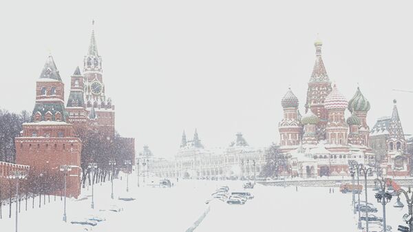 Собор Василия Блаженного и башни Московского Кремля во время снегопада