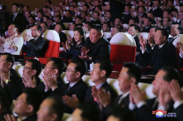 Лидер КНДР Ким Чен Ын с супругой Ли Соль Чжу на концерте в честь дня рождения Ким Чен Ира в художественном театре Мансудэ в Пхеньяне