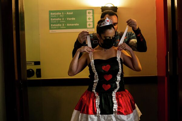 Участники уличной группы Desliga da Justica одеваются в свои костюмы в Рио-де-Жанейро