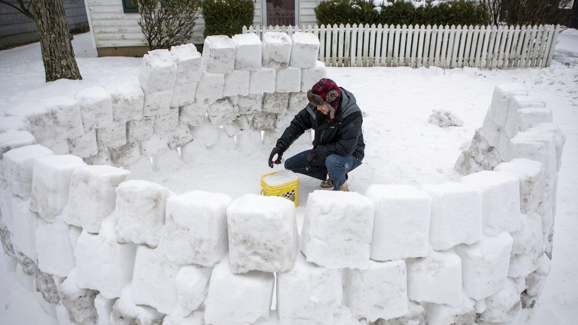 Мужчина строит иглу из снега после снегопада в Огайо, США  - РИА Новости, 1920, 23.02.2021
