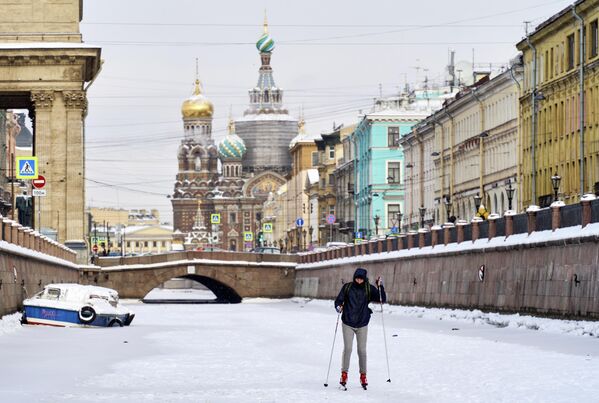 Лыжник на канале Грибоедова в Санкт-Петербурге