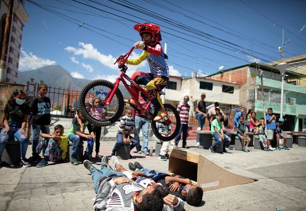 Девочка выступает на велосипеде во время празднования 400-летия основания района Петаре в Каракасе
