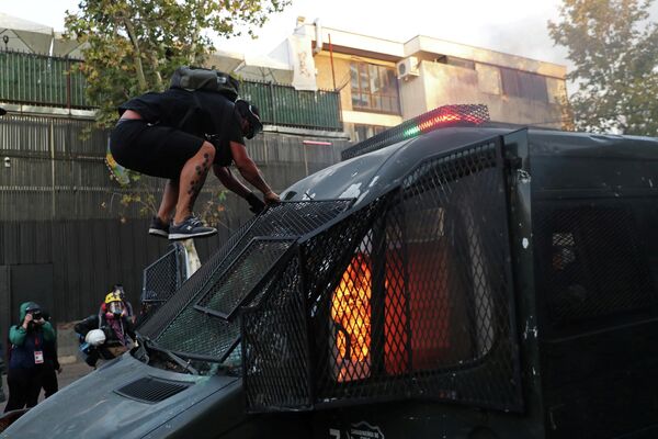 Антиправительственная акция протеста в Сантьяго, Чили 