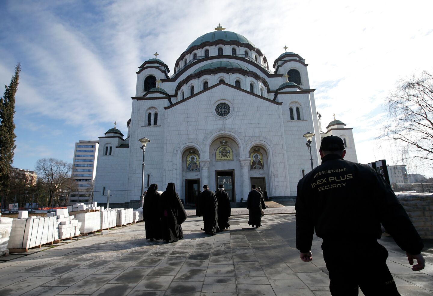 Православные священники у Храма Святого Саввы в Белграде Православные священники у Храма Святого Саввы в Белграде