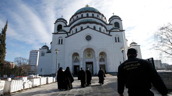Православные священники у Храма Святого Саввы в Белграде