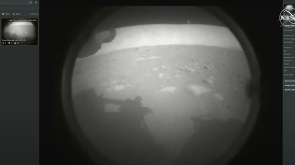 Первая фотография Марса, сделанная сразу после посадки ровера Perseverance на поверхность планеты