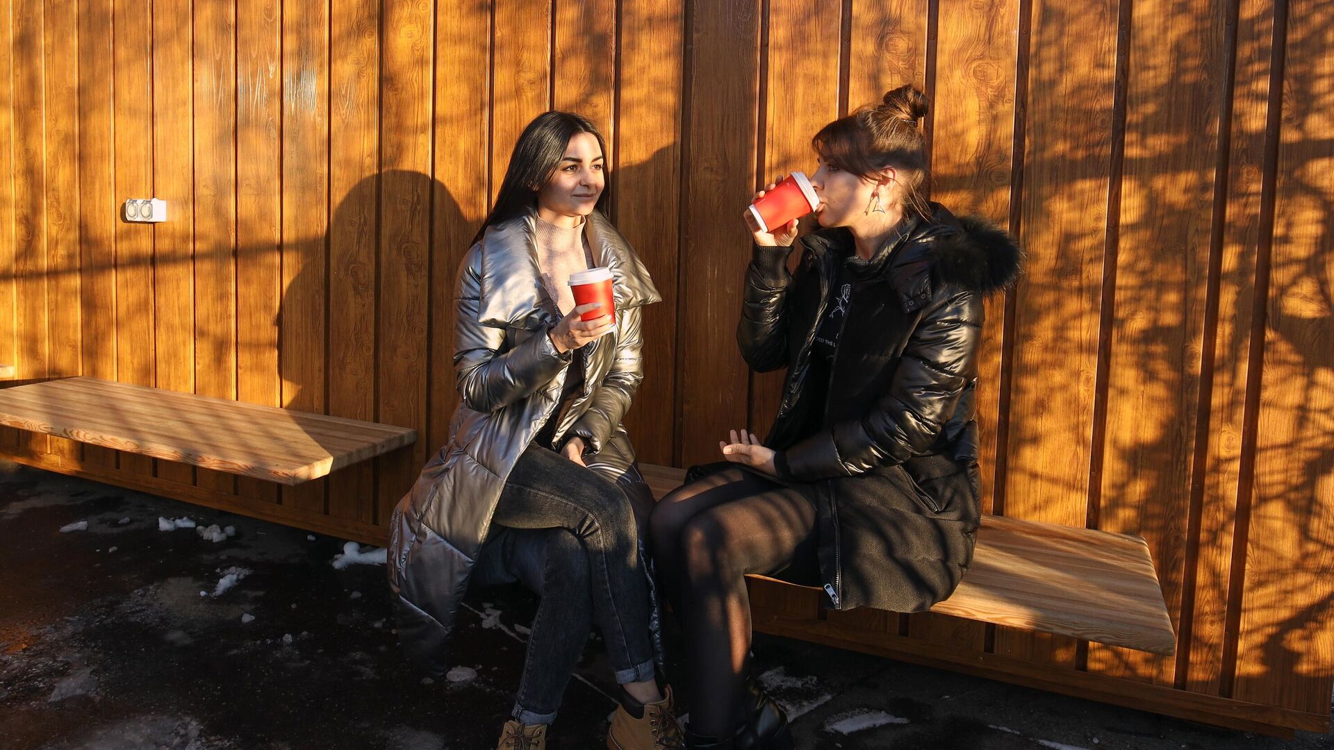 Девушки пьют кофе - РИА Новости, 1920, 19.02.2021