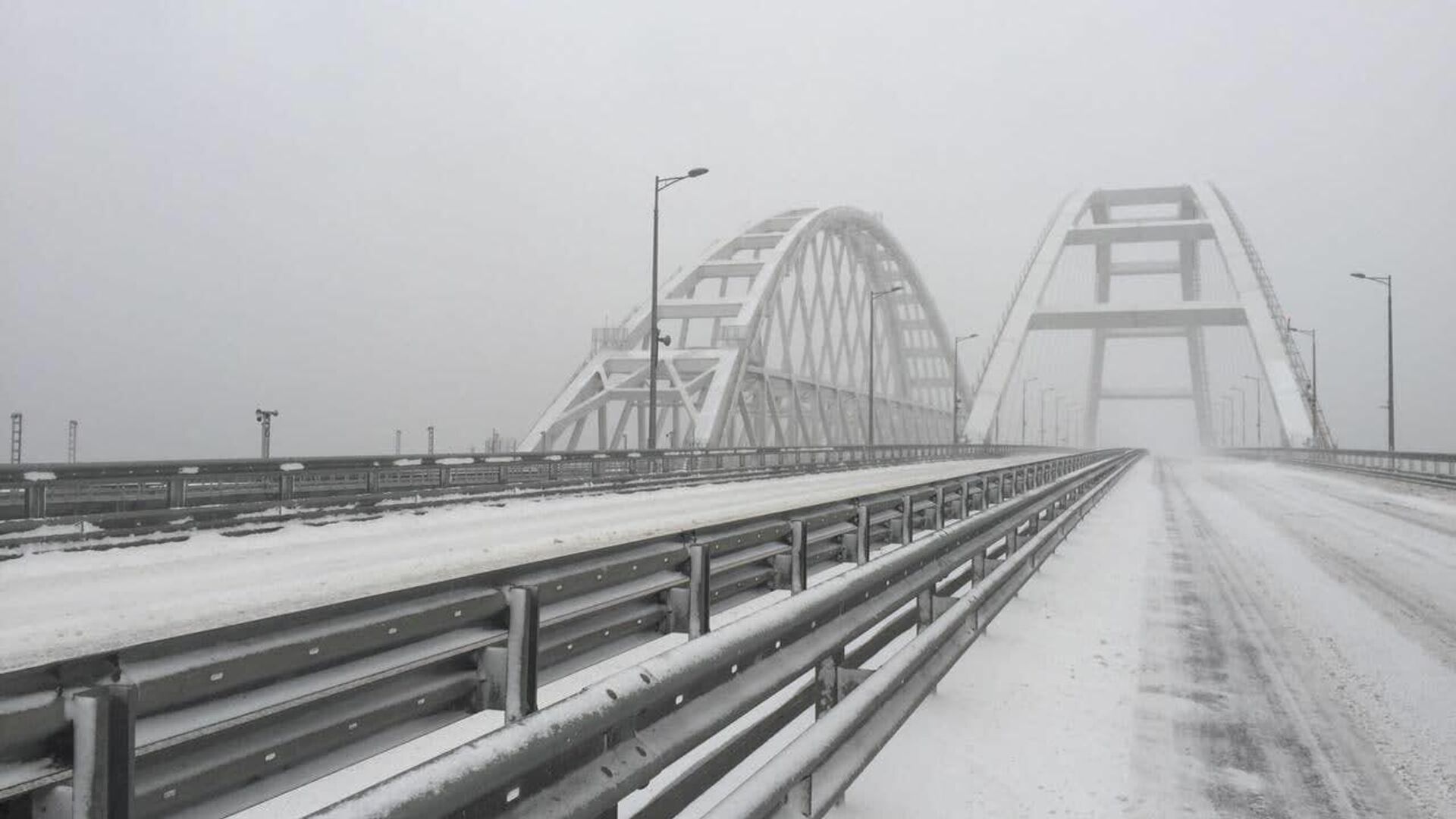 Последствия снегопада на Крымском мосту - РИА Новости, 1920, 19.02.2021