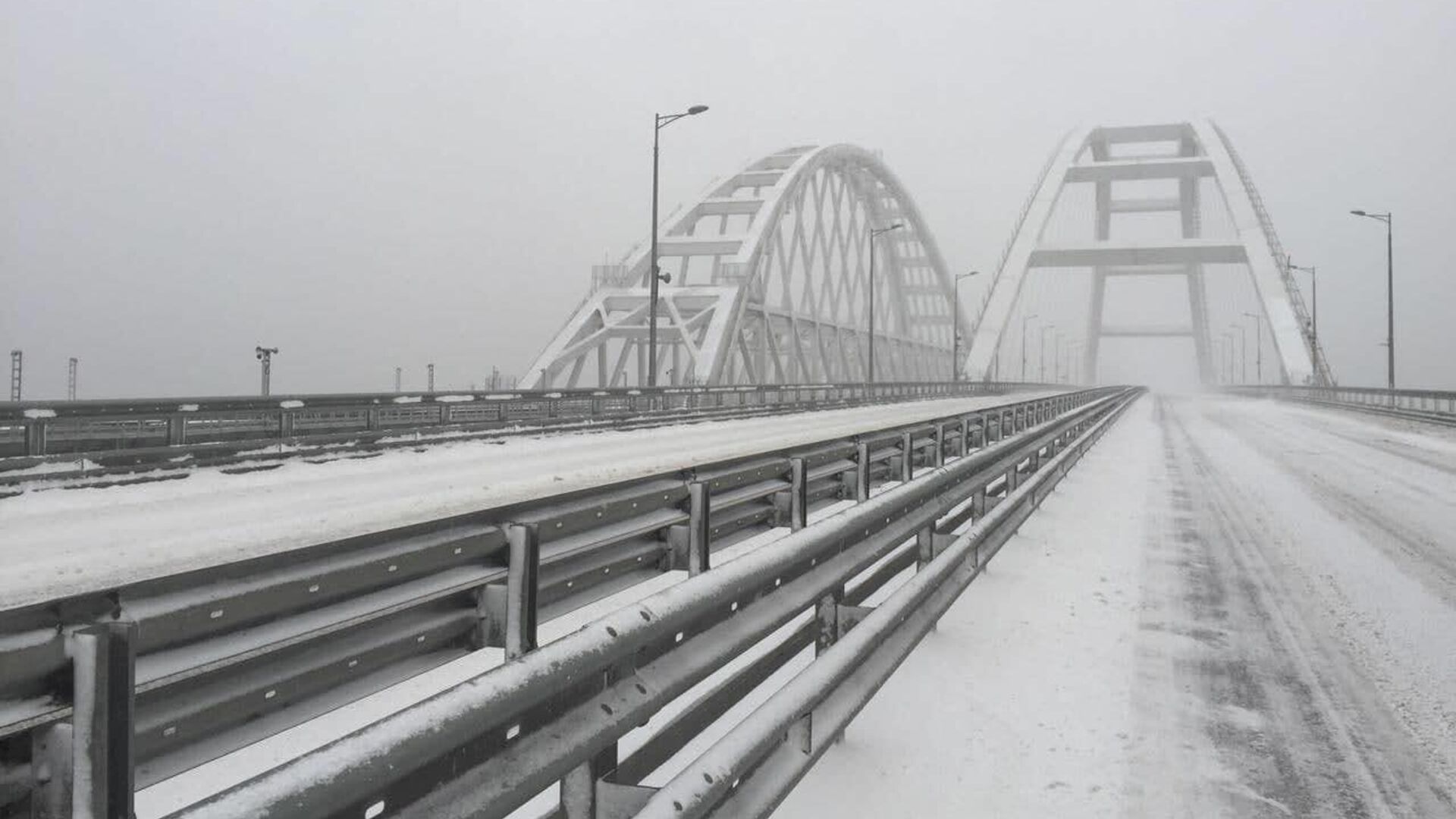 Последствия снегопада на Крымском мосту - РИА Новости, 1920, 19.02.2021