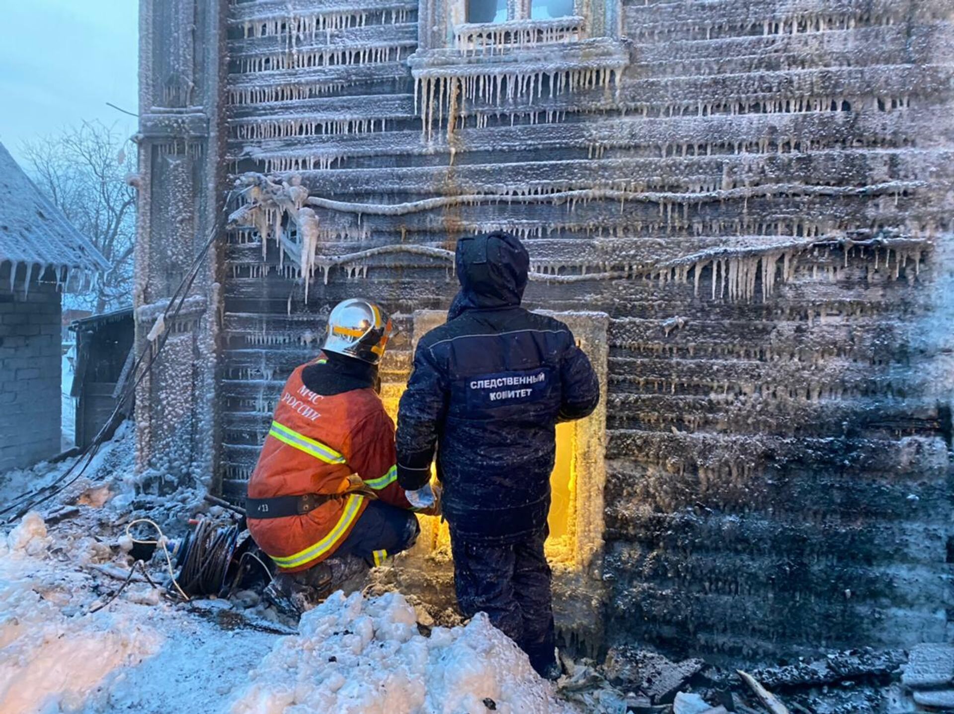 Последствия пожара в жилом доме в Кирове, где погибли четверо детей - РИА Новости, 1920, 19.02.2021