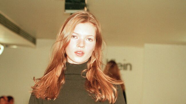 Модель Кейт Мосс в наряде из коллекции Calvin Klein's Fall на показе в Нью-Йорке 1 июня 1993 года