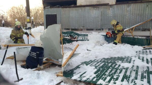 Сотрудники МЧС на месте обрушения торговой палатки в Нижнем Новгороде