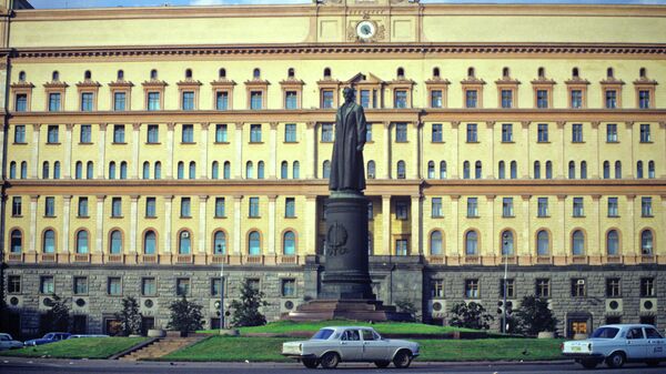 Памятник Феликсу Дзержинскому на Лубянской площади. 1991 год