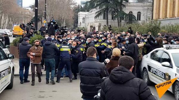 Задержание протестующих возле парламента Грузии