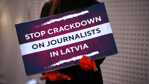 Одиночный пикет в защиту свободы слова в поддержку русскоязычных журналистов Латвии возле Дома приемов МИД России