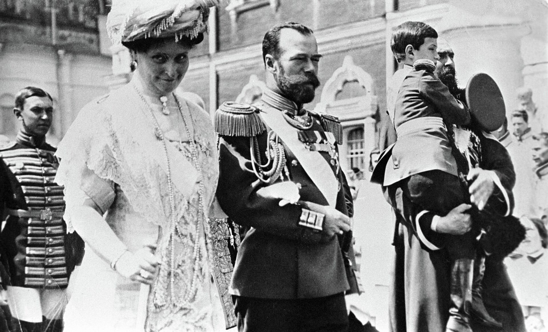 Российский император Николай II, императрица Александра Федоровна и цесаревич Алексей (на руках справа) в Кремле - РИА Новости, 1920, 24.10.2021