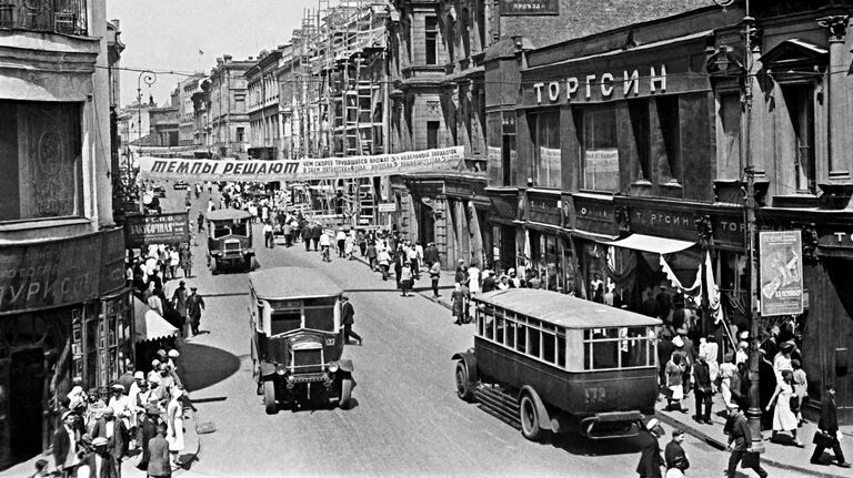 Вид на перекрёсток улиц Петровка и Кузнецкий мост. Москва. 1932 год