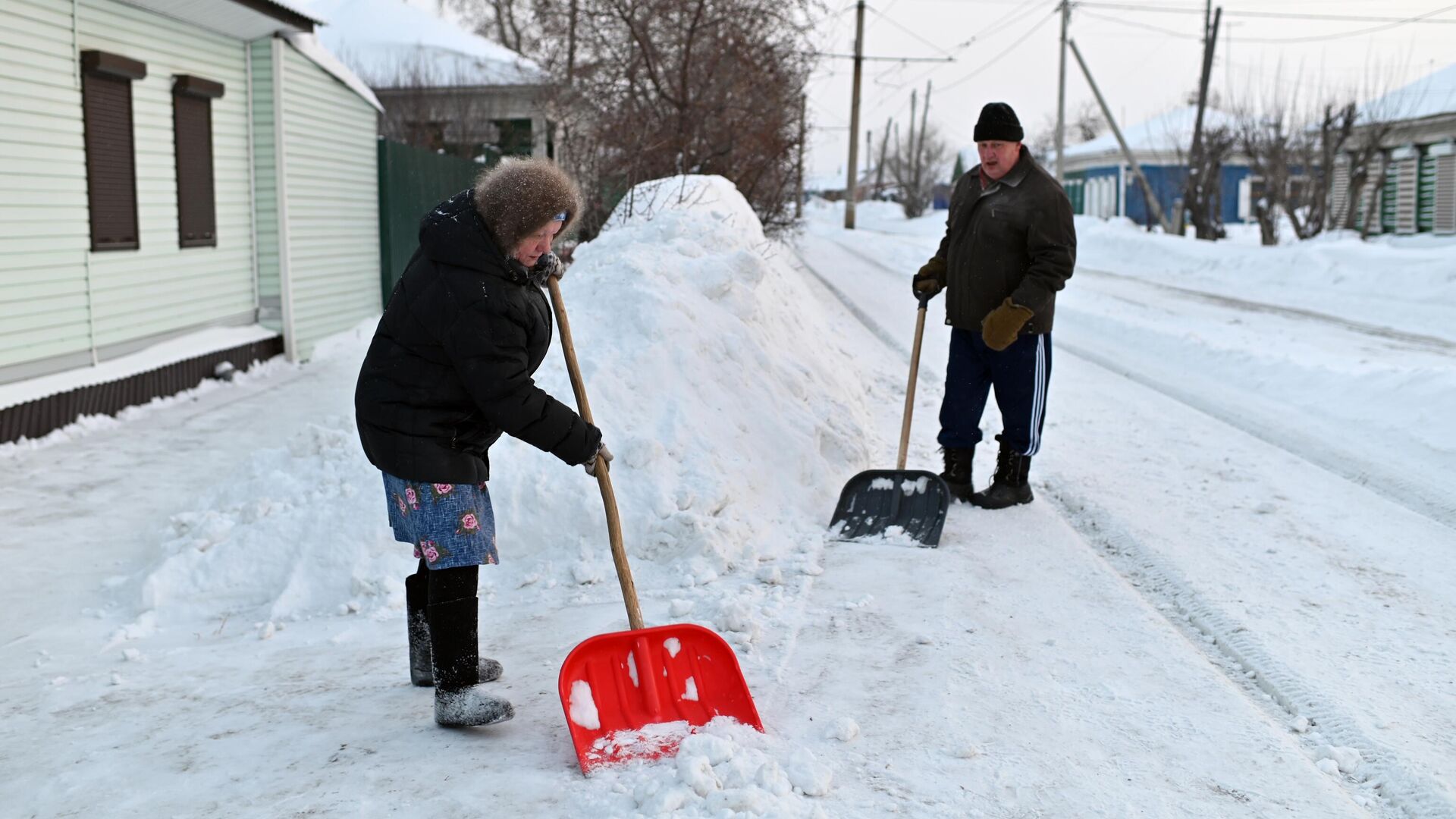 Жители частного сектора во время уборки снега после метели на улице Омска - РИА Новости, 1920, 14.12.2021