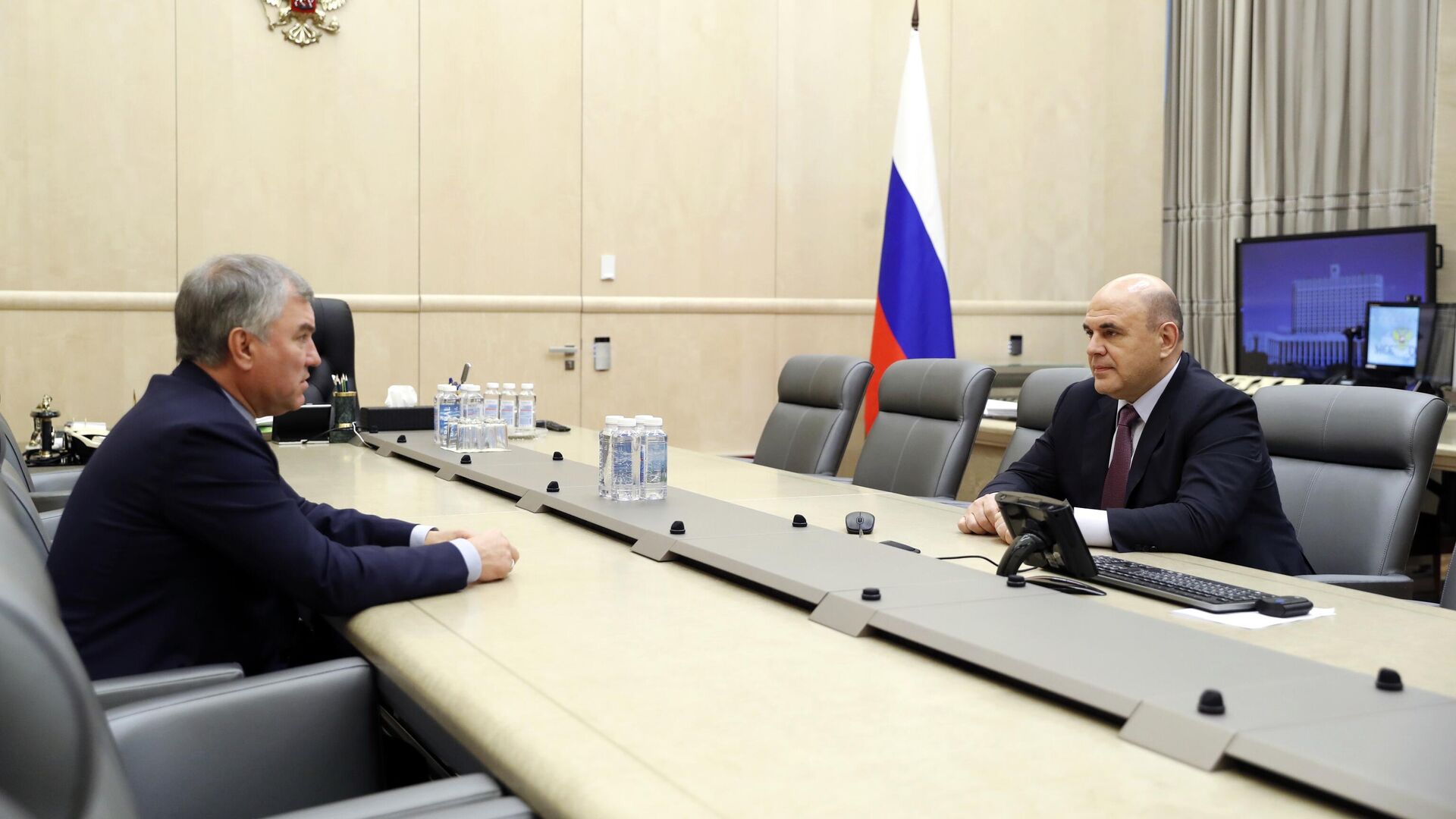 Михаил Мишустин и председатель Государственной Думы РФ Вячеслав Володин во время встречи - РИА Новости, 1920, 21.10.2025