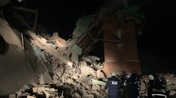 Спасатели разбирают завалы на месте обрушения на обогатительной фабрике в Норильске