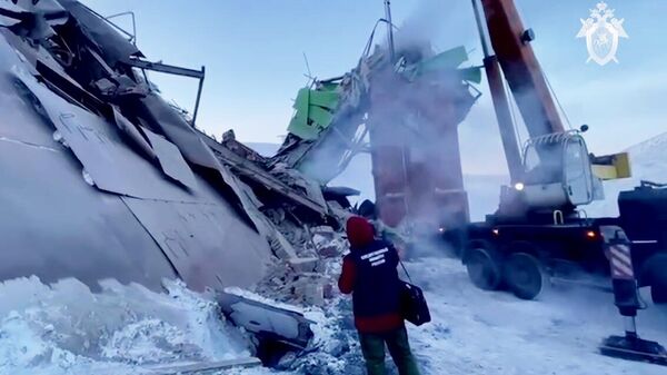 Представитель СК РФ на месте обрушения в цеху на Норильской обогатительной фабрике. Стоп-кадр видео
